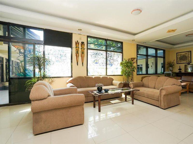 Oyo 1652 Hotel Tampiarto Probolinggo Εξωτερικό φωτογραφία