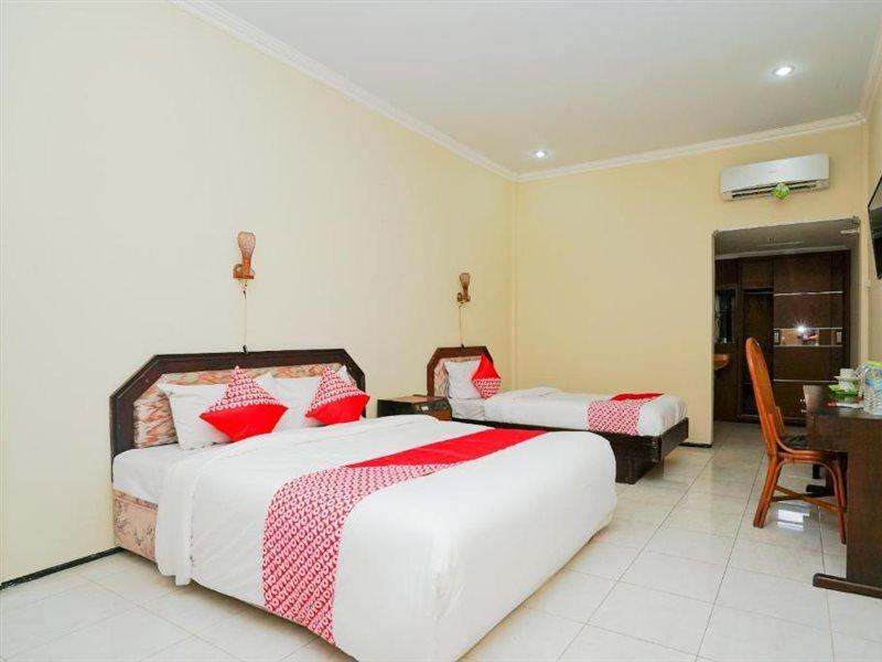 Oyo 1652 Hotel Tampiarto Probolinggo Εξωτερικό φωτογραφία