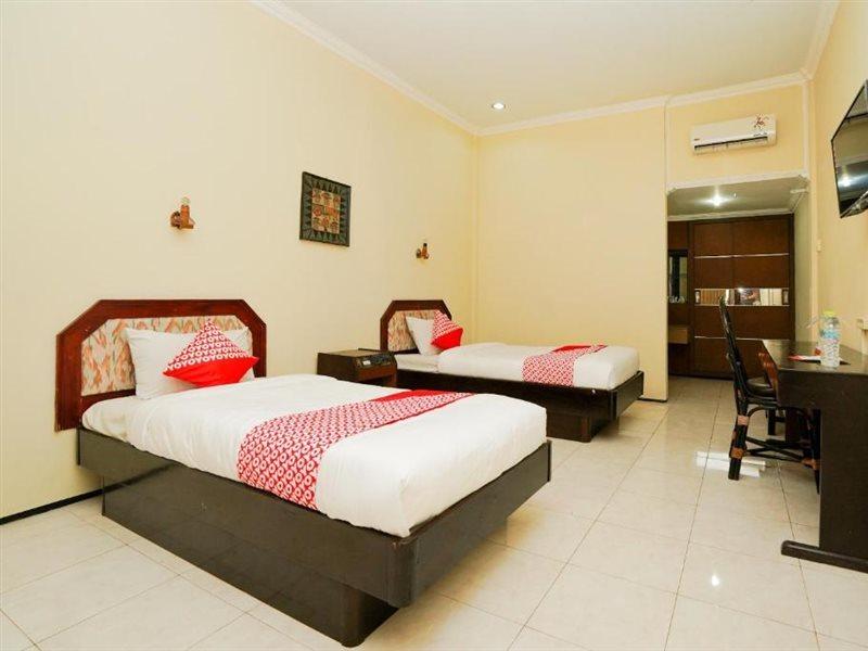 Oyo 1652 Hotel Tampiarto Probolinggo Εξωτερικό φωτογραφία